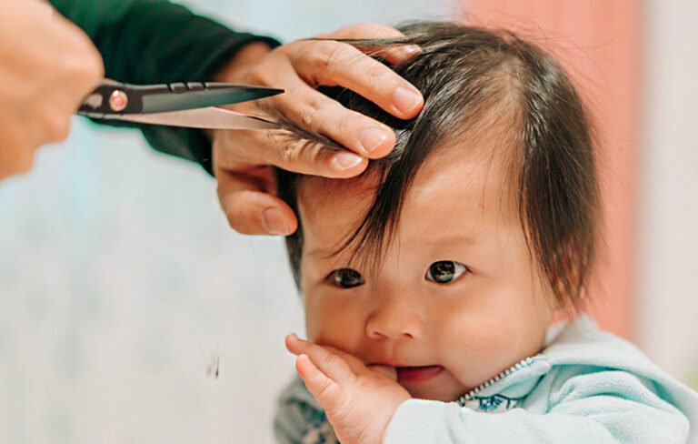 چگونه موهای کودک را با قیچی کوتاه کنیم؟