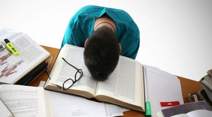 چگونه موقع درس خواندن خوابمان نگیرد