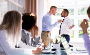 چگونه مشکلات در محل کار را حل کنیم.