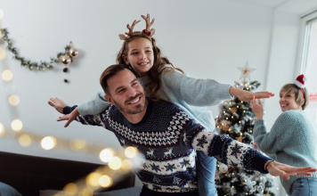 8عادت ساده که به شما کمک می کند بدون استرس بمانید. تعطیلات می تواند شادی و هیجان را به همراه داشته باشد، اما برای بسیاری نیز بسیار استرس زا است. چه در محل کارتان تحت فشار باشید، چه در تعهدات خانوادگی غرق شده اید، یا از دستکاری هر دو خسته شده اید، معمولاً در این زمان از سال افراد احساس تنش بیشتری می کنند. عادات سالم می تواند به شما در مدیریت استرس و لذت بردن از تعطیلات کمک کند. در زمستان امسال، عادتهای ساده و سالمی را در نظر بگیرید که میتوانند به شما در کاهش استرس در میان گردباد خرید هدیه، میزبانی مهمانیهای تعطیلات و شرکت در فعالیتهای فصلی کمک کنند.