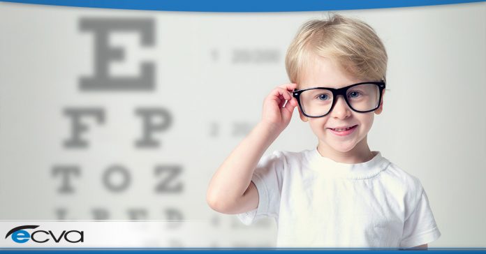 چگونه بفهمیم کودک به عینک نیاز دارد