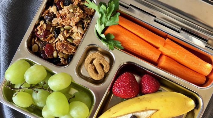 میانوعده سالم برای مدرسه میانوعده سالم برای مدرسه شامل میوه، آجیل، خشکبار و ساندویچ خانگی